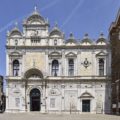 La facciata sul campo Zanipolo della Scuola Grande di San Marco, attuale Ospedale di Venezia a Venezia. Foro Wolfgang Moroder. Wikipedia